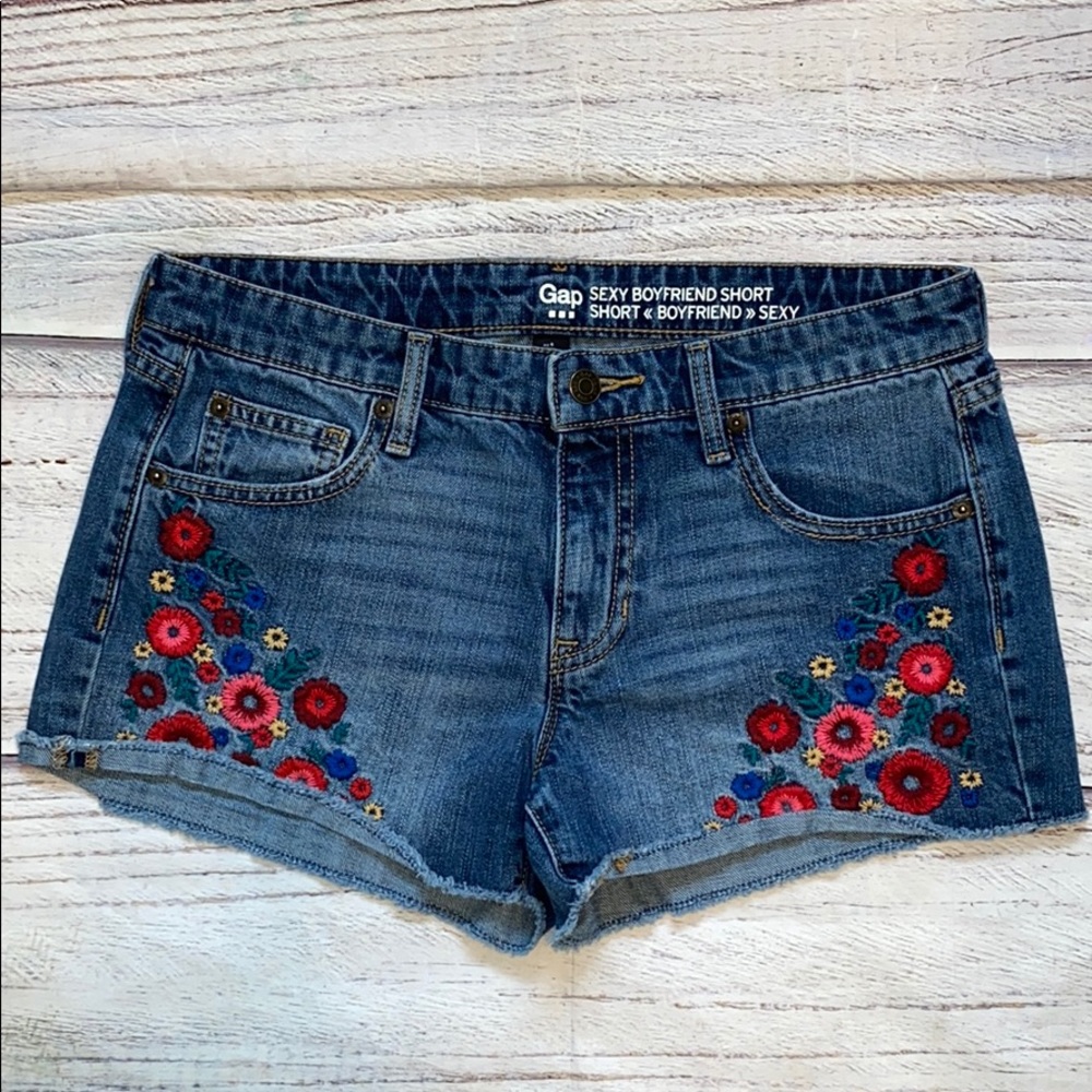 Gap Sexy Boyfriend Shorts Embroidered with Flowers